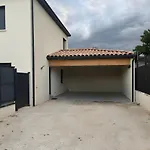 Moderne Avec Piscine Beaucaire (Gard)