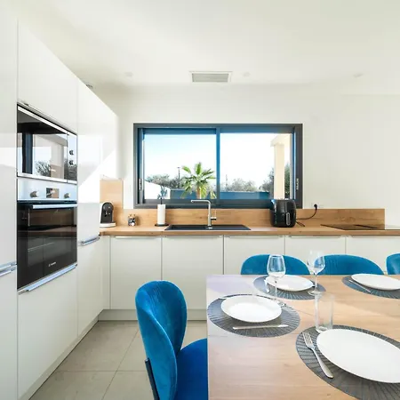 Moderne Avec Piscine Beaucaire (Gard)