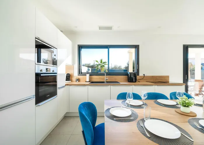 Moderne Avec Piscine Beaucaire (Gard)