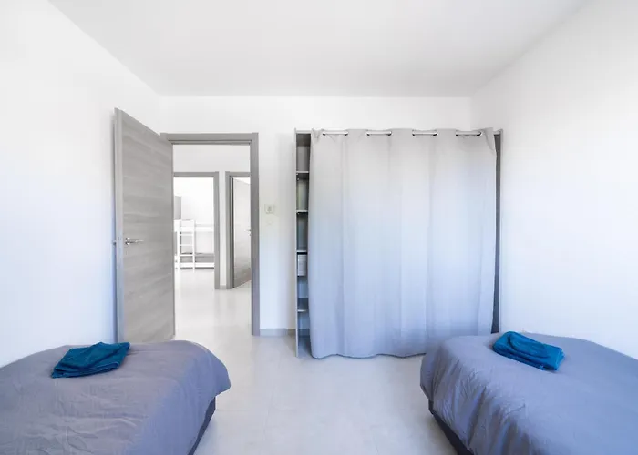 Moderne Avec Piscine Beaucaire (Gard)