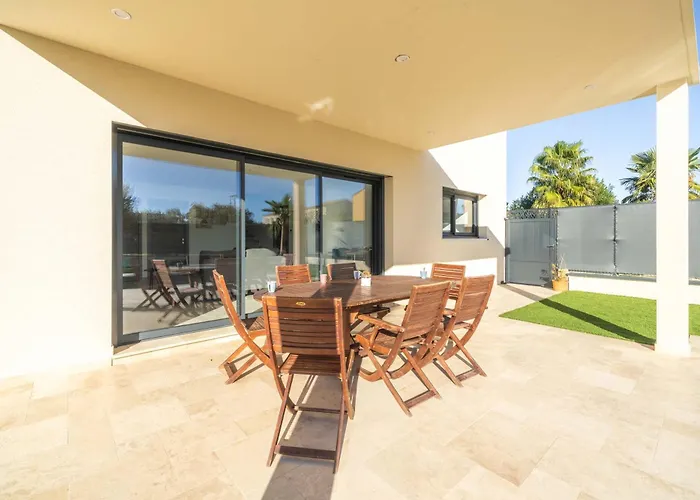 Moderne Avec Piscine Casa de Férias Beaucaire (Gard)