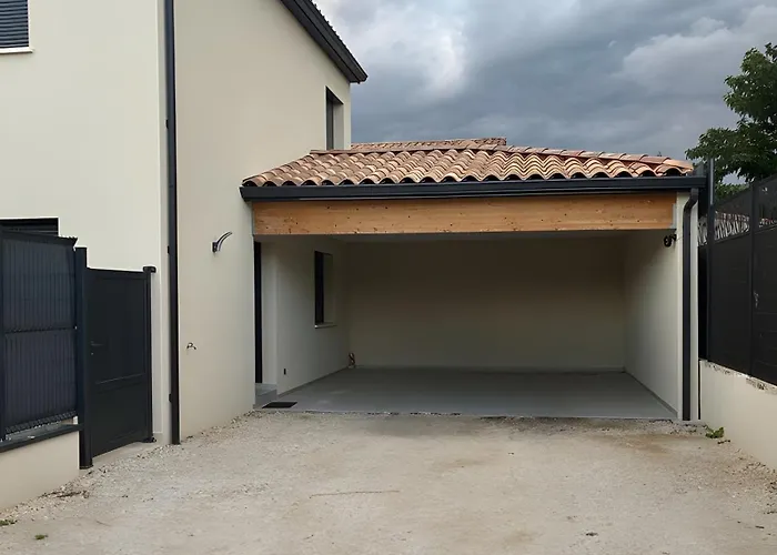 Moderne Avec Piscine Beaucaire (Gard)