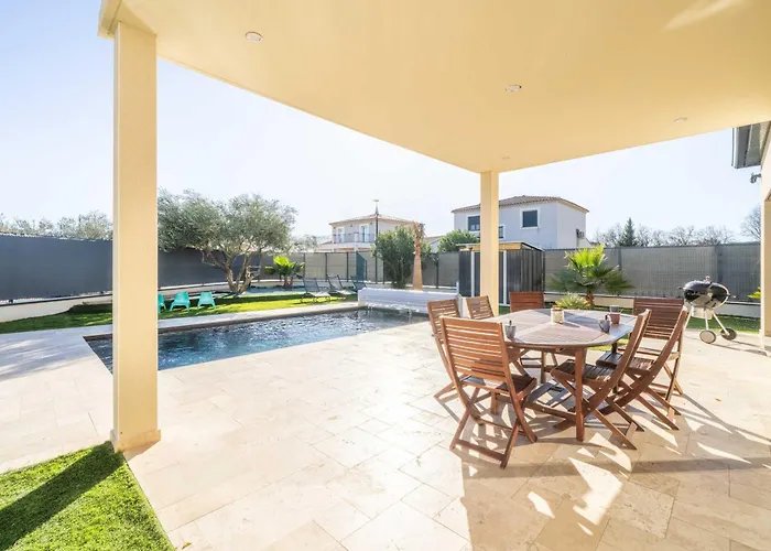 Moderne Avec Piscine Beaucaire (Gard)